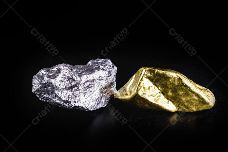 Pedras de ouro e prata brutos em fundo preto metais preciosos