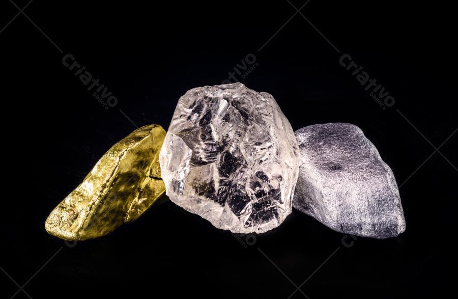 Minerais brutos de ouro, prata e cristal em fundo escuro