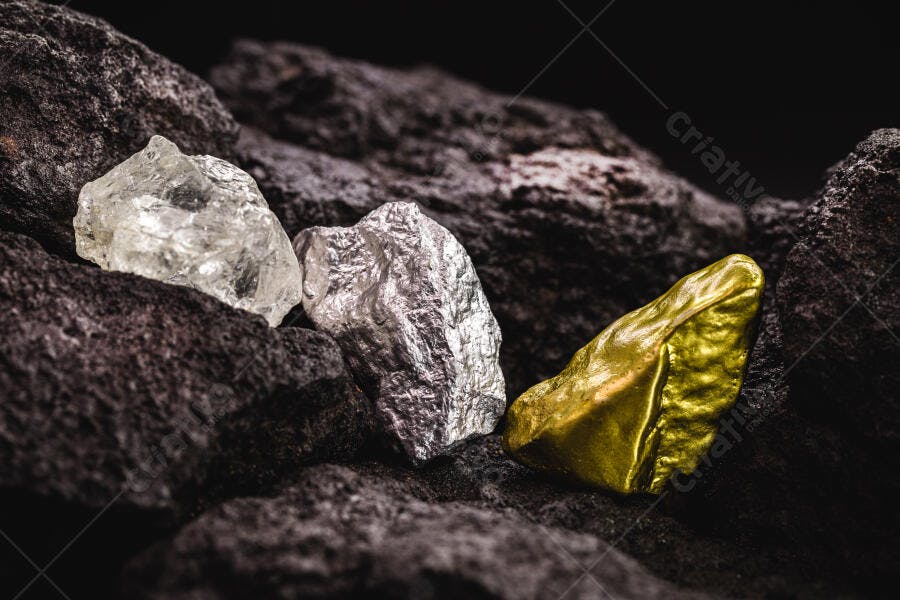 Minerais brutos de ouro, prata e cristal em rochas escuras