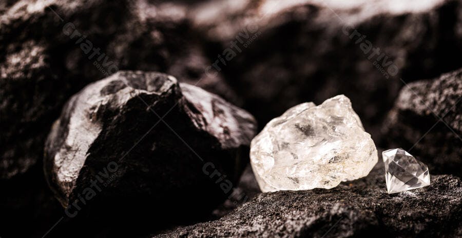 Diamantes bruto e lapidado sobre rocha escura mineral valioso