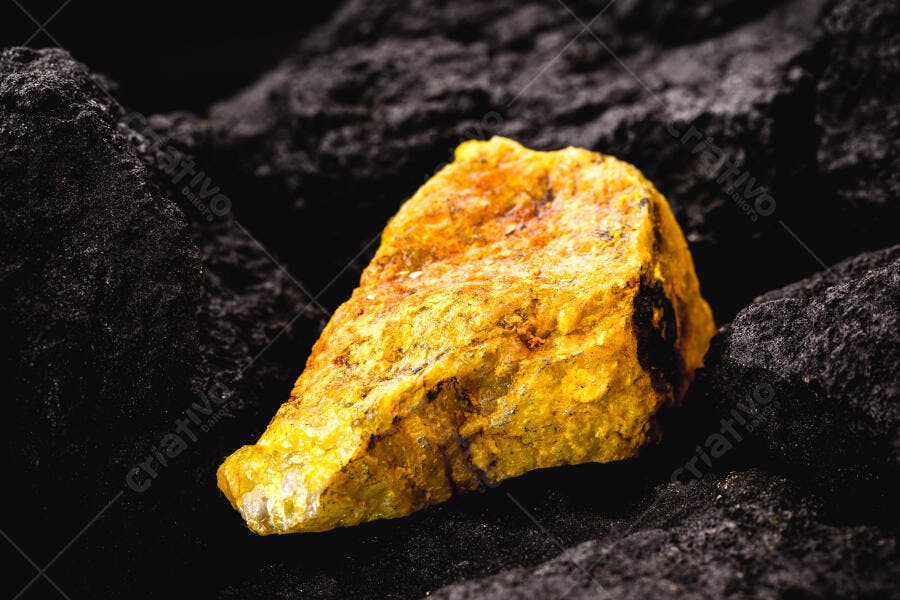 Mineral amarelo vibrante em rochas escuras brutas