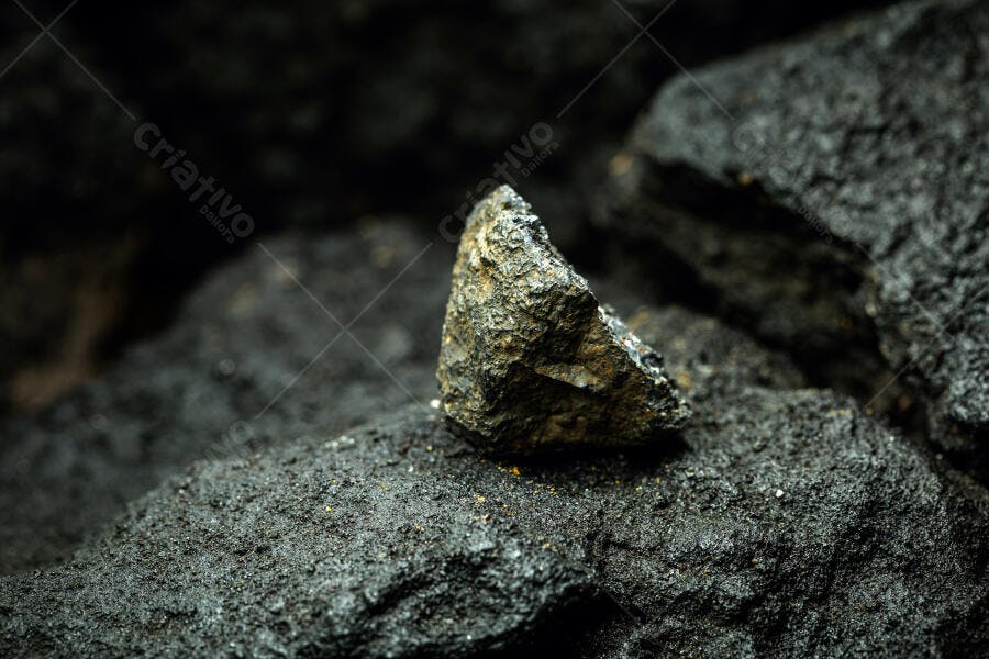 Carvão mineral bruto escuro com textura e brilho metálico