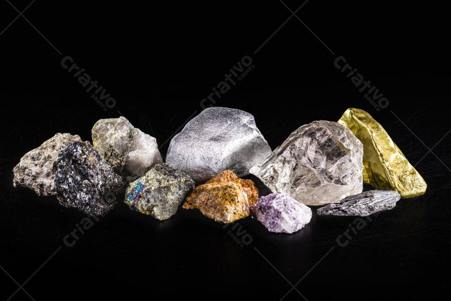 Minerais diversos brutos pedras preciosas e metais em fundo preto estúdio