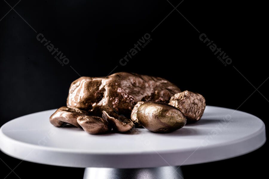 Minério de ouro e pedras de bronze em pedestal branco fundo escuro