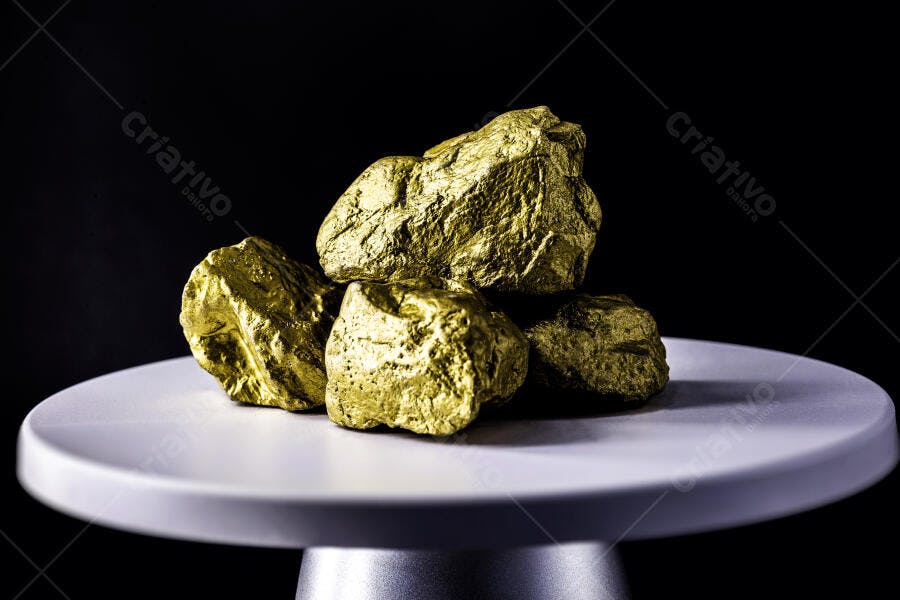 Pepitas de ouro empilhadas em pedestal branco com fundo preto