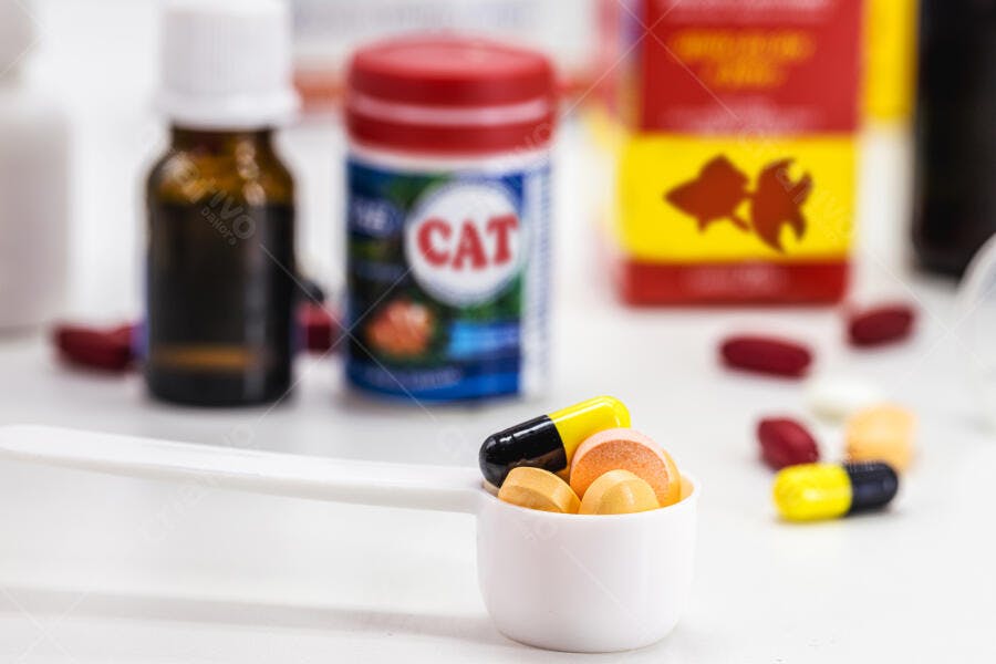 Pílulas e cápsulas variadas em colher medidora produtos farmacêuticos