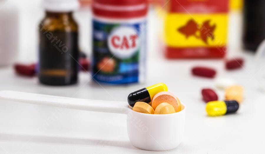 Pílulas e cápsulas coloridas em colher medidora com frascos médicos