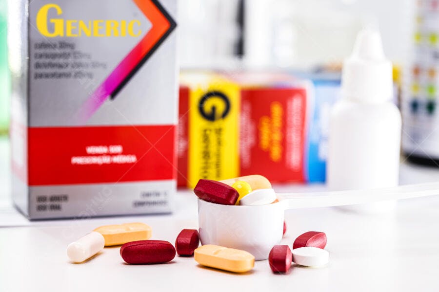 Pílulas coloridas e caixas de medicamentos genéricos em ambiente farmacêutico