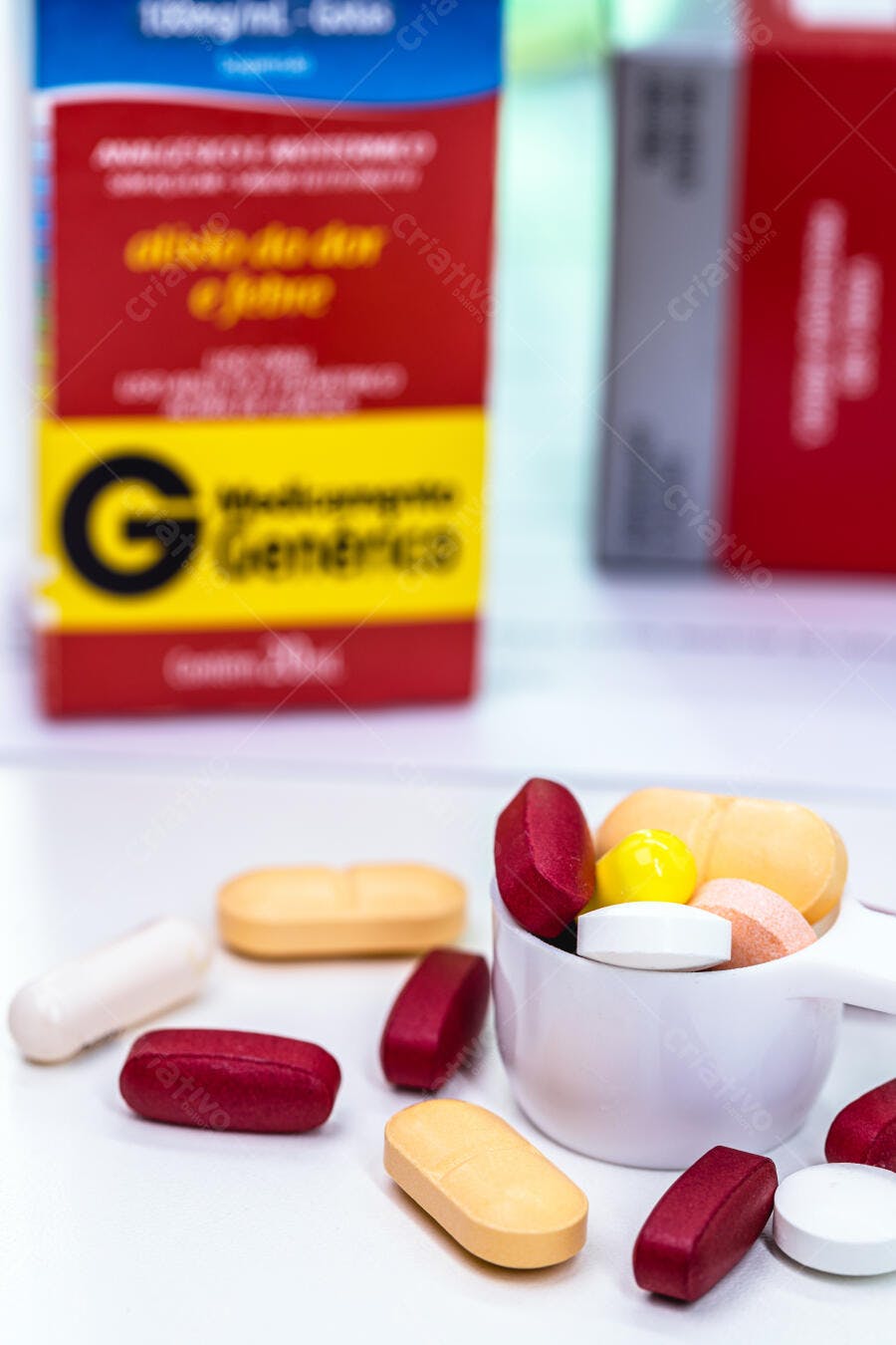 Comprimidos coloridos e cápsulas em dosador com caixas de remédios genéricos