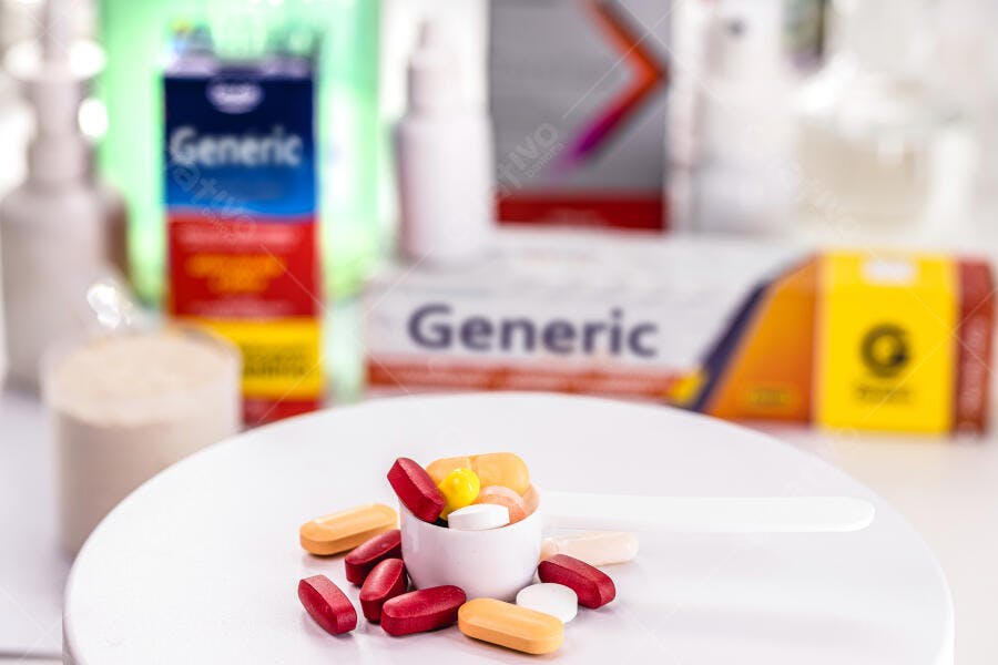 Pílulas e suplementos coloridos em fundo branco de saúde e bem-estar