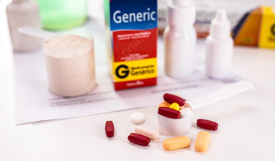 Pílulas e suplementos coloridos em colher dosadora com caixa genéricos