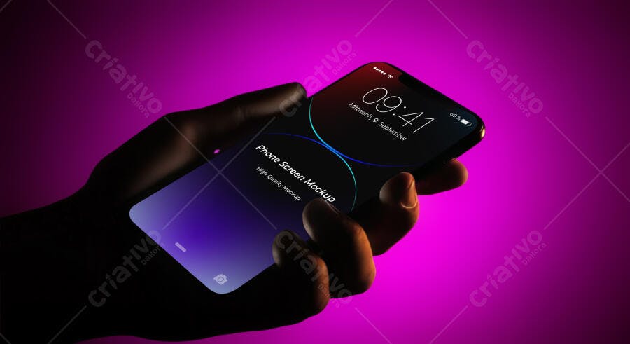 Mockup Realista de Smartphone Moderno na Mão com Luz Neon Roxo Magenta