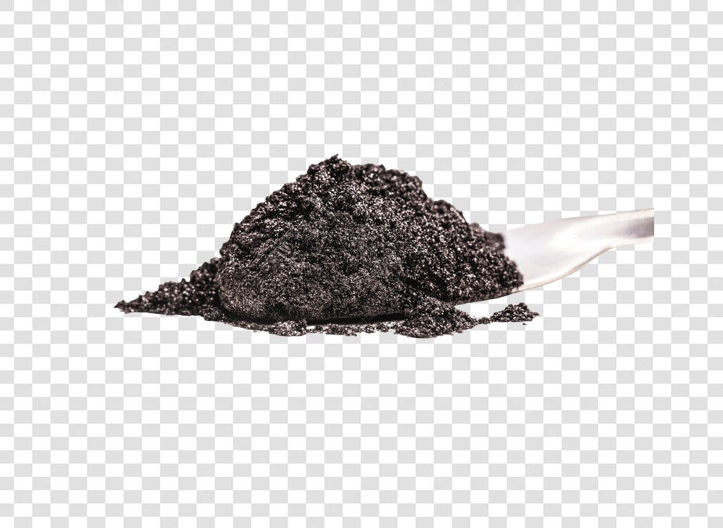 Pó granulado preto em colher para maquiagem PNG com fundo transparente