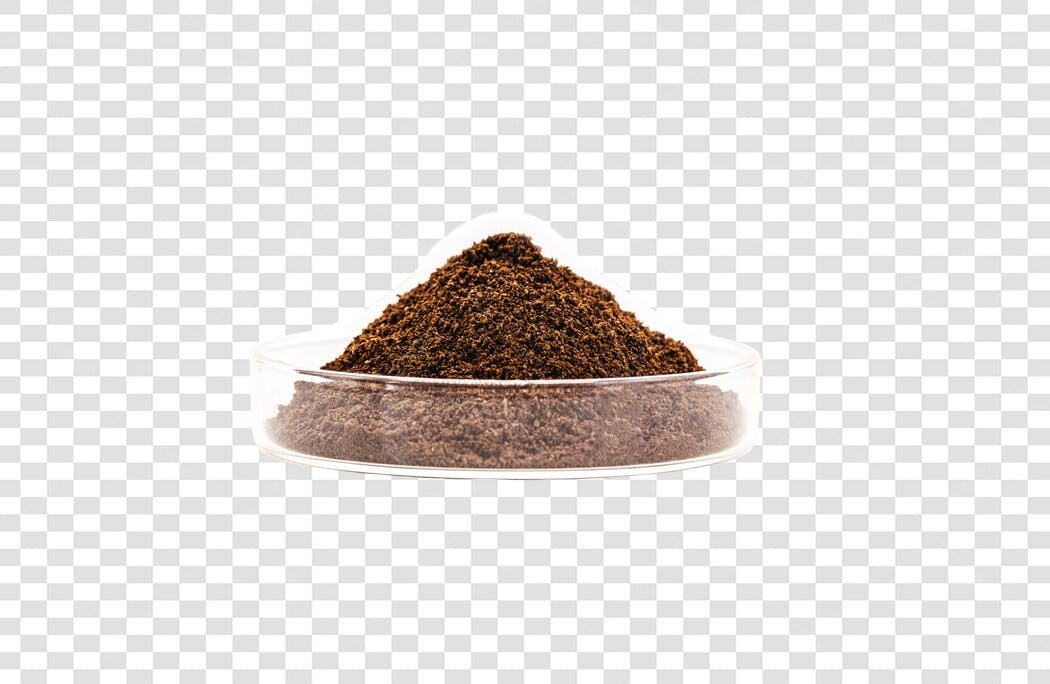 Pó Marrom Moído em Prato de Vidro PNG com fundo transparente para culinária