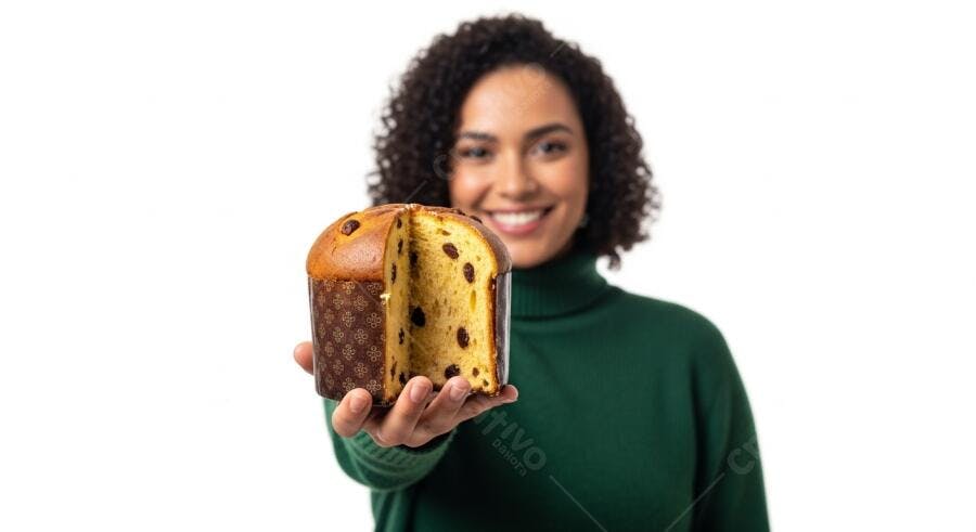 Mulher negra sorridente oferecendo panetone fatiado festas de fim de ano