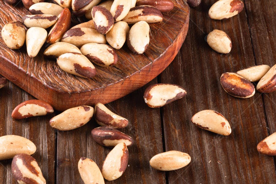 Castanhas do Pará frescas em tábua de madeira rústica e mesa