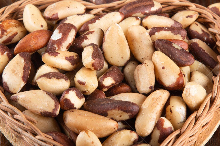 Castanhas do Pará frescas em cesto de vime natural