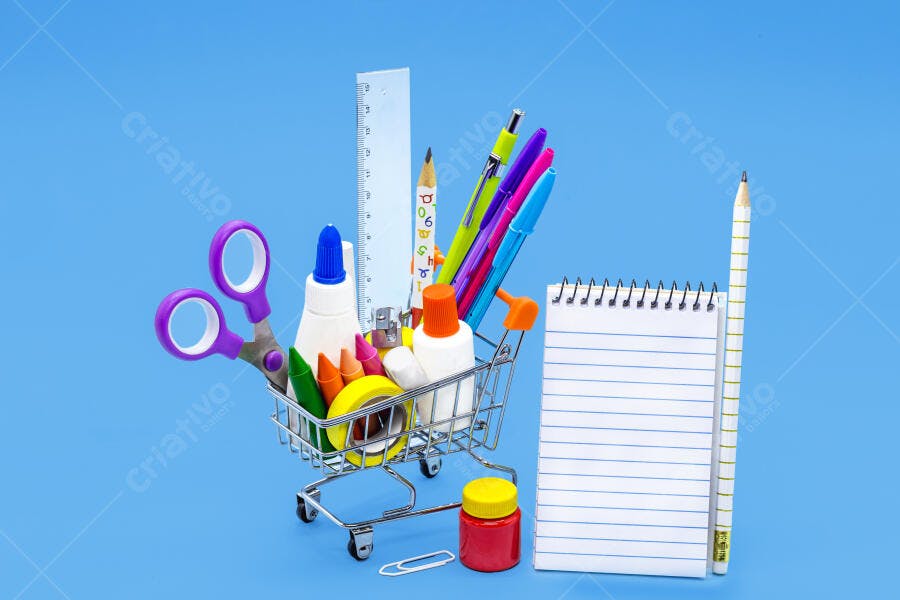 Carrinho de compras miniatura com material escolar colorido em azul