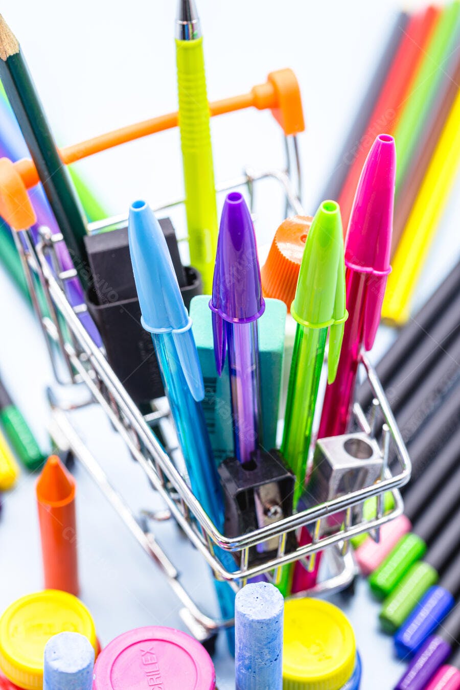 Materiais escolares coloridos em carrinho de compras fofo para volta às aulas