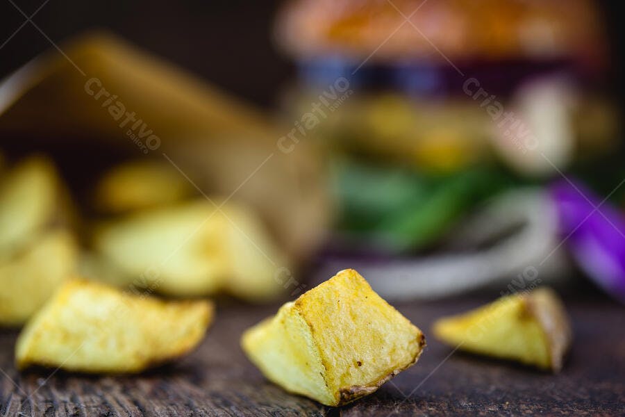 Batata rústica assada em tábua de madeira com fundo desfocado