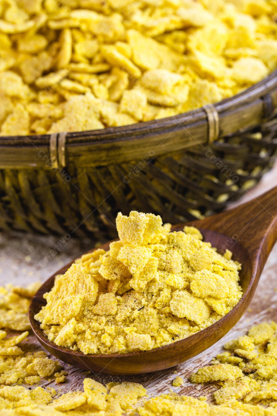 Farofa amarela em colher de pau e cesta rústica, culinária brasileira