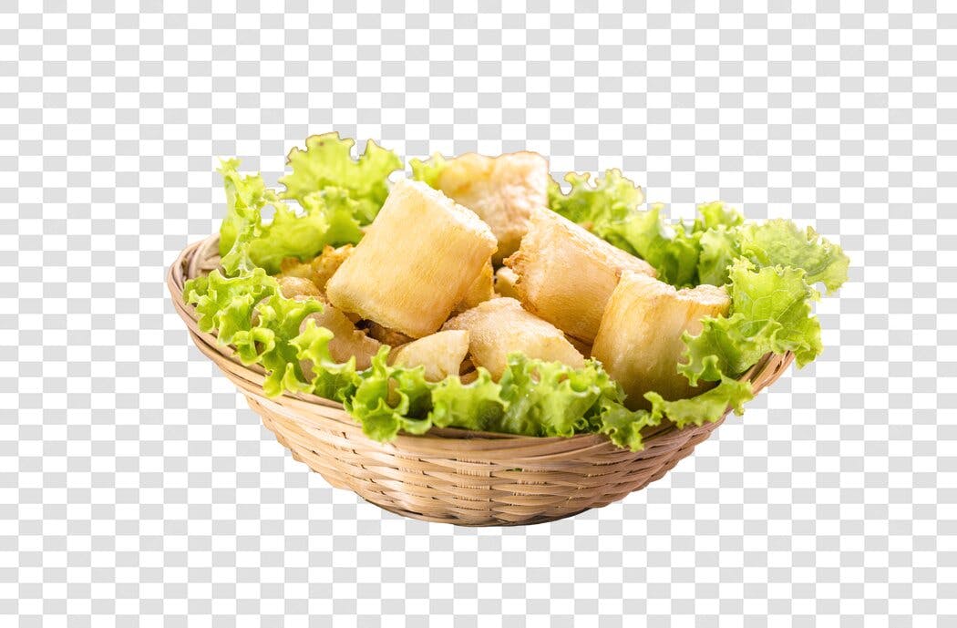 Petisco Frito de mandioca Dourado com Alface na Cesta de Vime PNG com fundo transparente