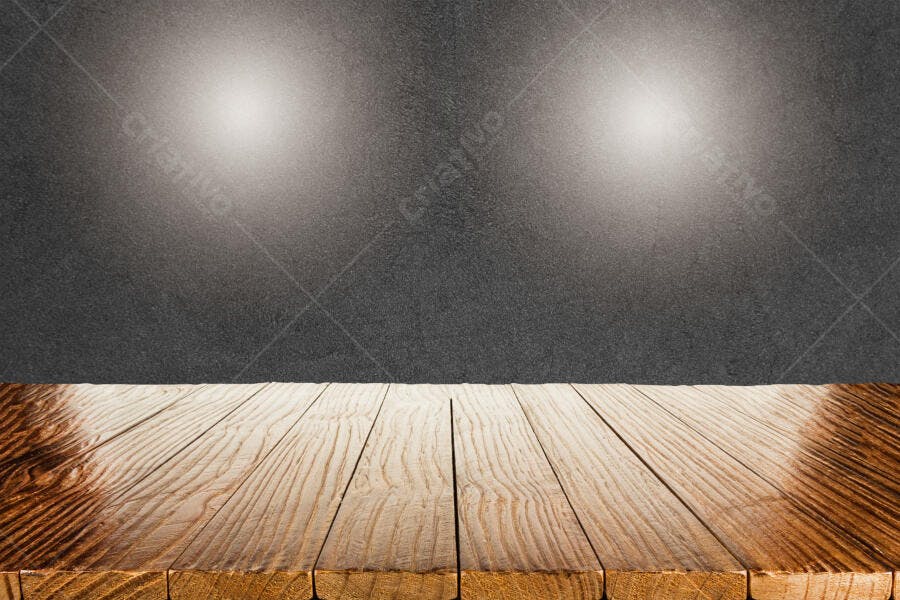 Mesa de madeira rústica com parede cinza escura iluminada por spots