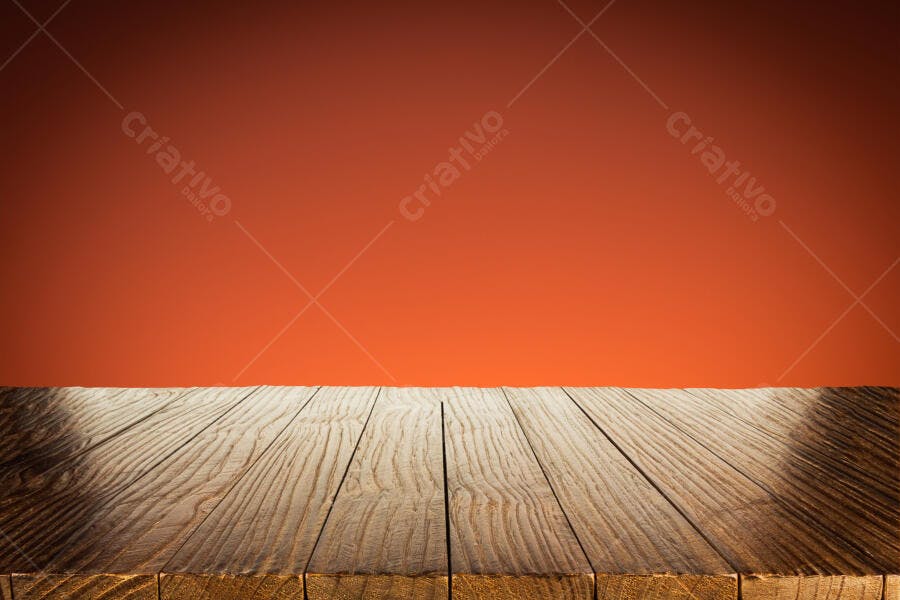 Mesa de madeira rústica vazia com fundo laranja e iluminação suave
