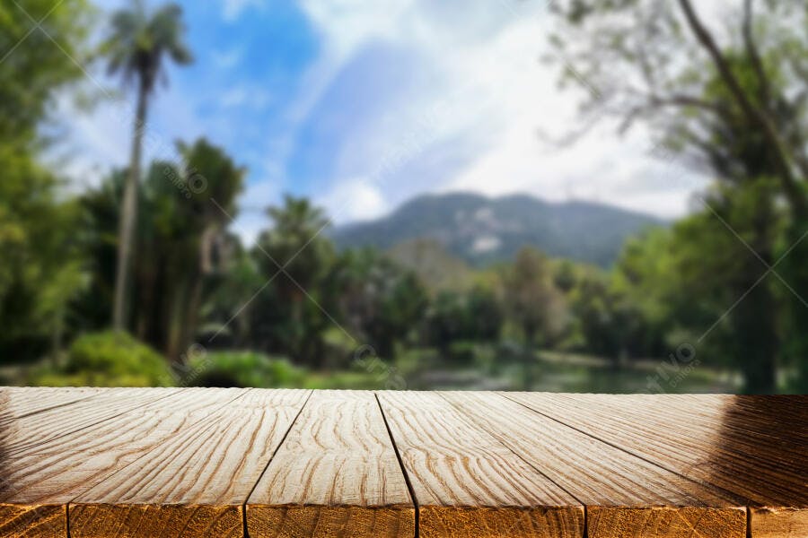 Mesa de madeira rústica com fundo desfocado de natureza e montanhas