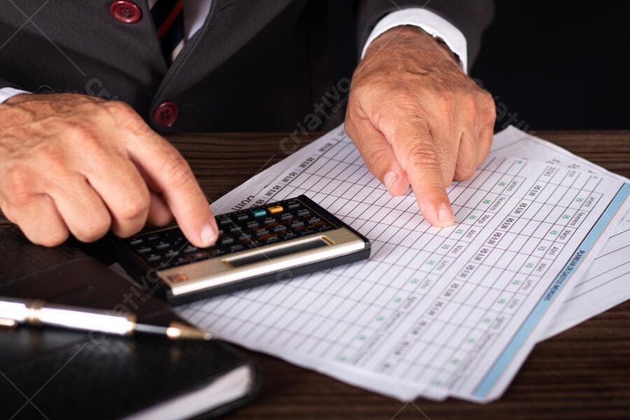 Homem de negócios calculando finanças em planilha de gastos mensal