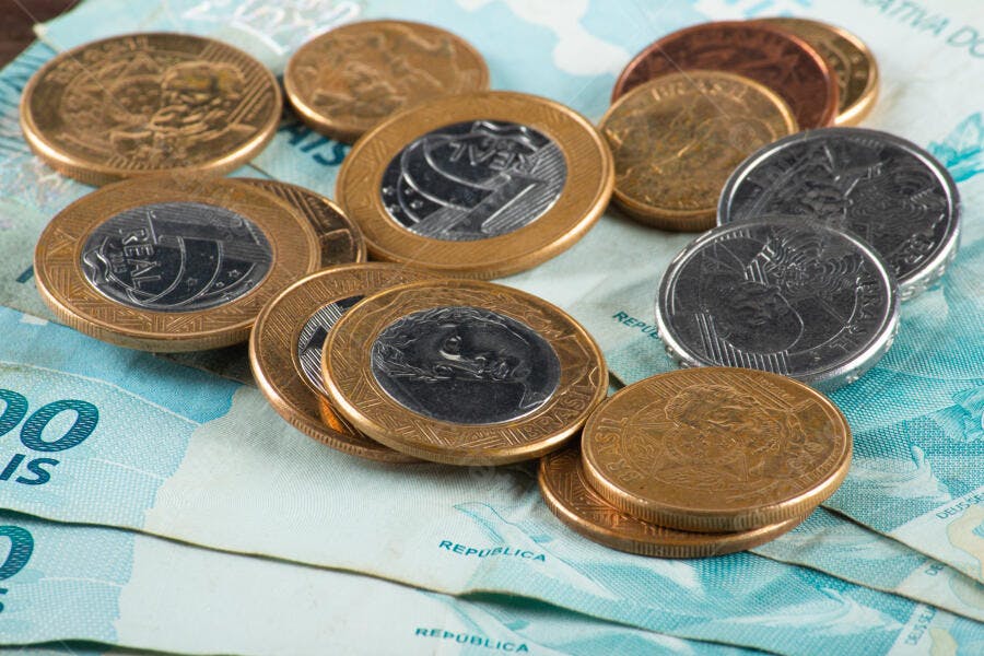 Moedas e notas de Real brasileiro dinheiro sobrepostas para economia