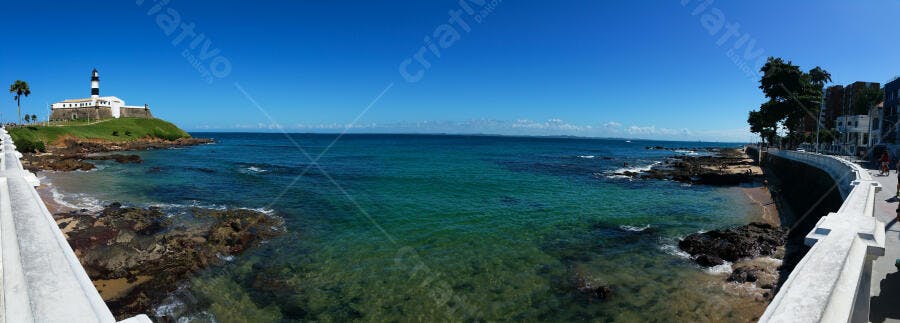 Farol da Barra Salvador Bahia mar azul intenso e céu claro vista panorâmica