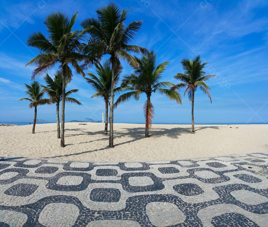 Calçadão de Copacabana com coqueiros e praia azul ensolarada