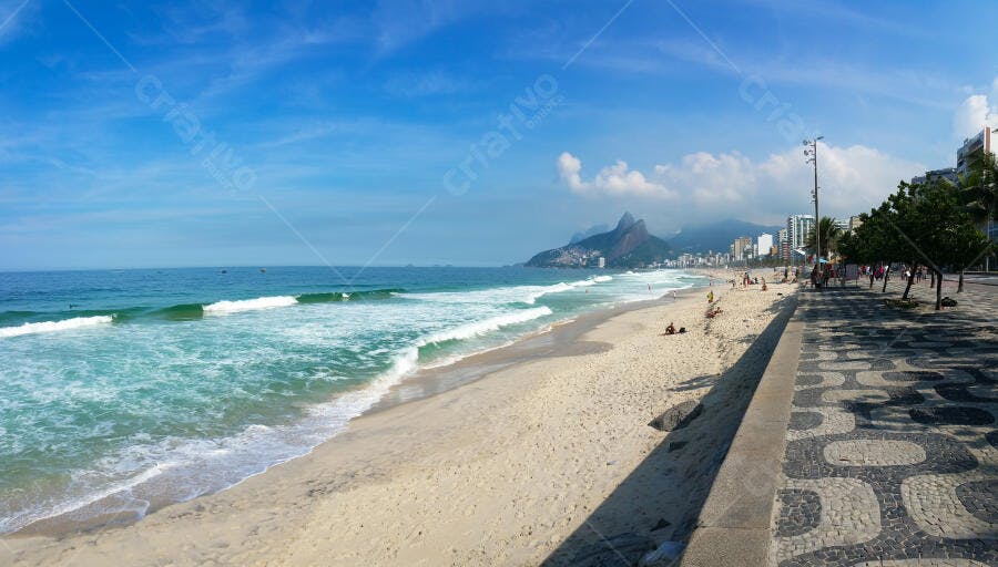 Praia de Ipanema Rio de Janeiro vista panorâmica céu azul ensolarado calçadão