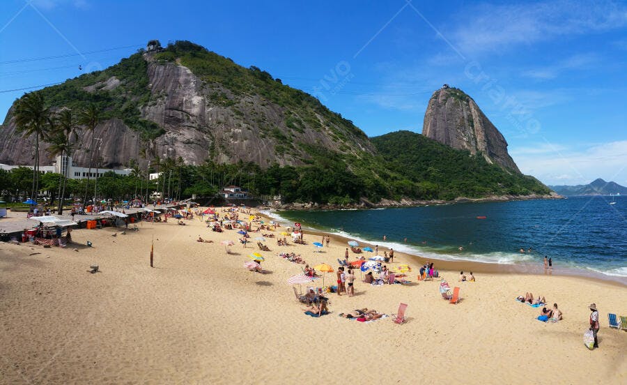 Praia Vermelha Rio de Janeiro com Pão de Açúcar e teleférico ensolarado