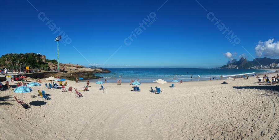 Praia de Ipanema Rio de Janeiro com céu azul e pessoas na areia