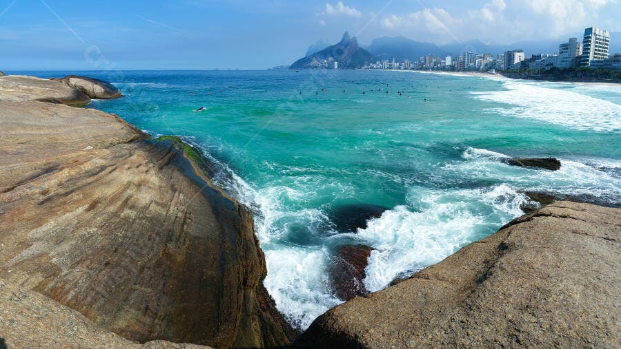 Praia de Ipanema Rio azul turquesa com surfistas e rochas vista da pedra do Arpoador