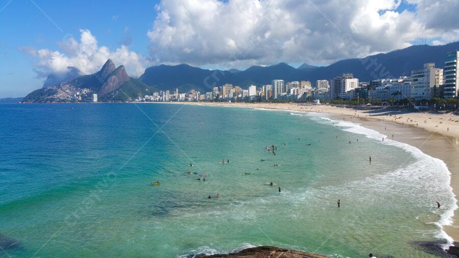 Praia de Ipanema Rio de Janeiro com banhistas mar azul montanhas e cidade sob sol