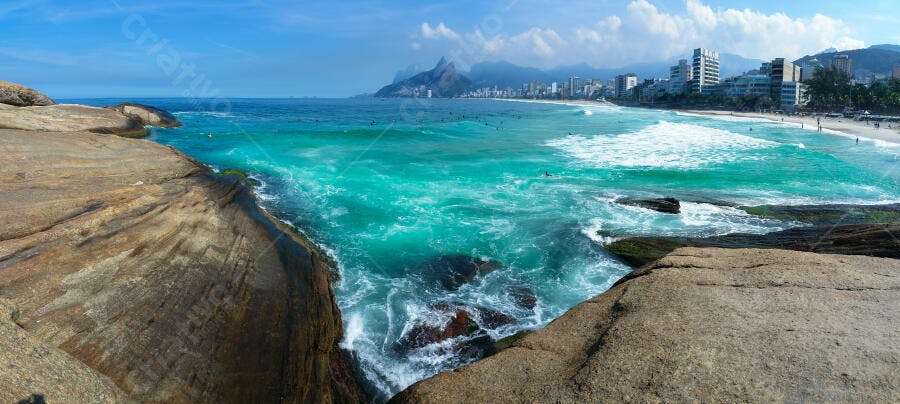 Praia de Ipanema Rio de Janeiro com rochas oceano azul e montanhas