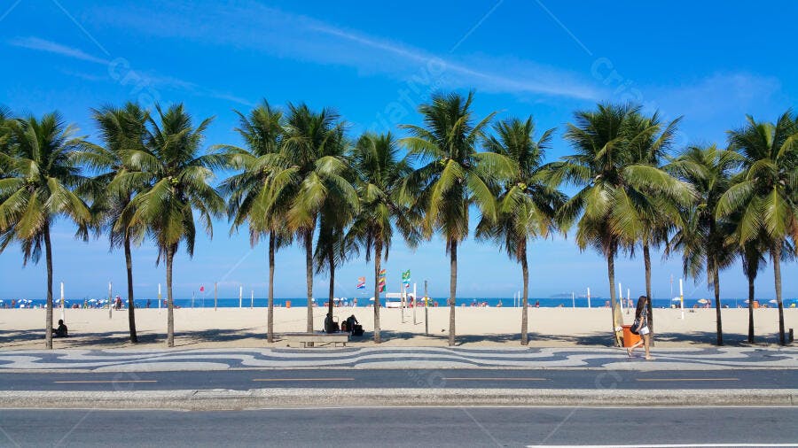 Praia tropical com coqueiros e calçadão carioca em dia ensolarado