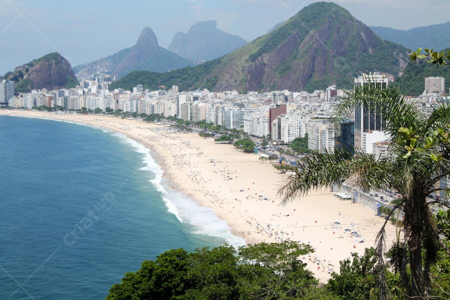 Praia de Copacabana Rio de Janeiro areia clara mar azul montanhas verdes e prédios brancos