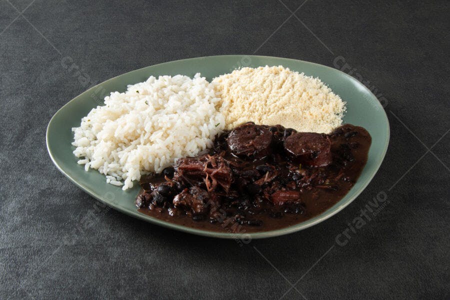 Prato de feijoada brasileira com arroz branco e farofa crocante