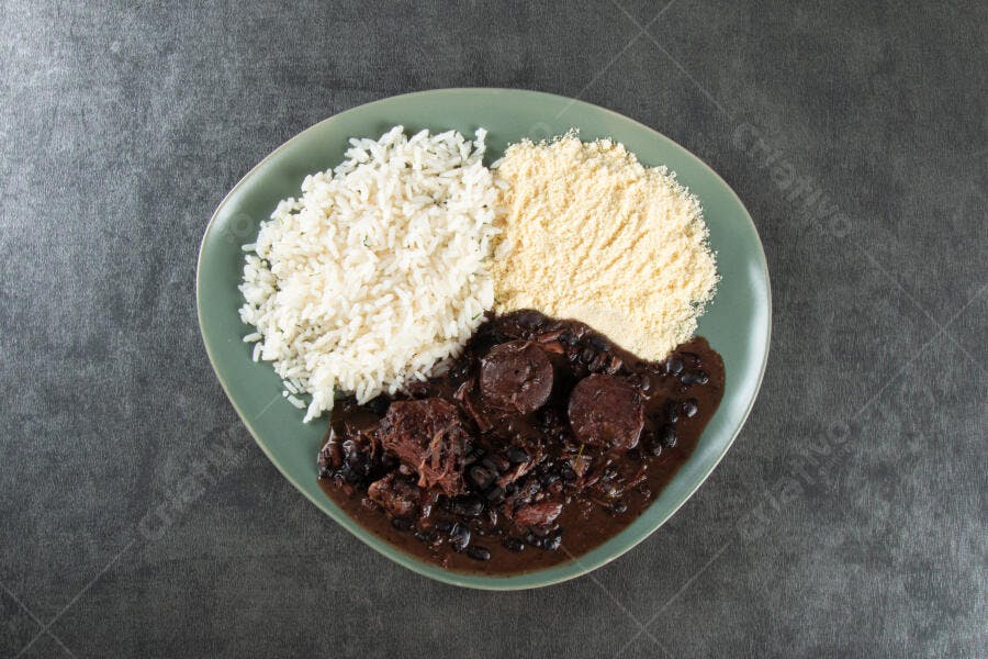Prato de feijoada completa com arroz, feijão e farofa vista de cima