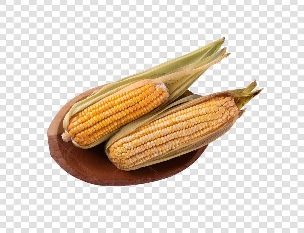 Alimento Milho Espigas Frescas em Prato de Madeira PNG com fundo transparente