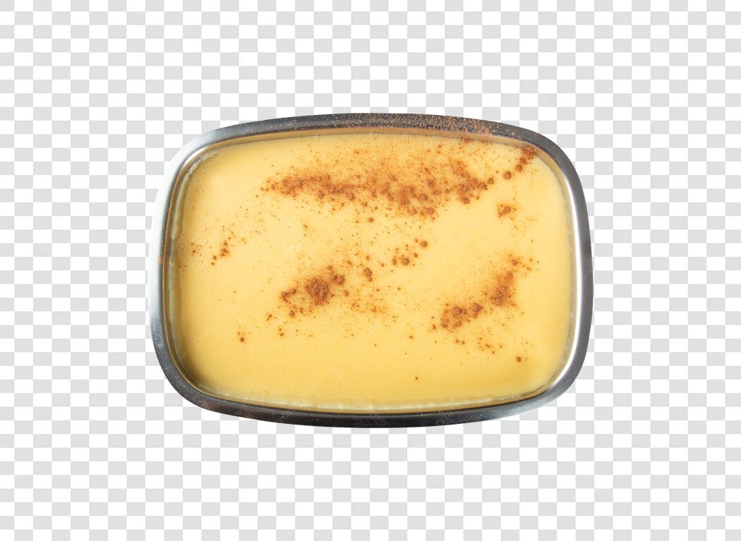 Sobremesa creme amarelo com canela em tigela prateada PNG com fundo transparente