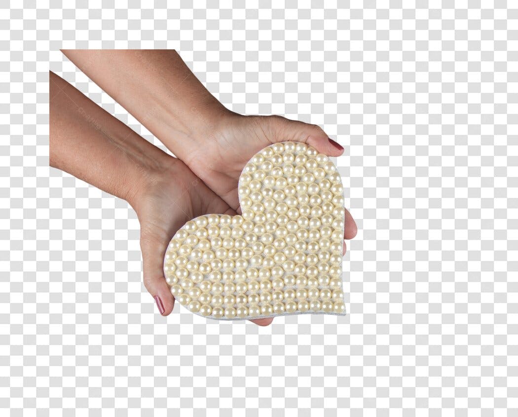 Mãos Femininas segurando Coração de Pérolas Amor Dia dos Namorados PNG com fundo transparente