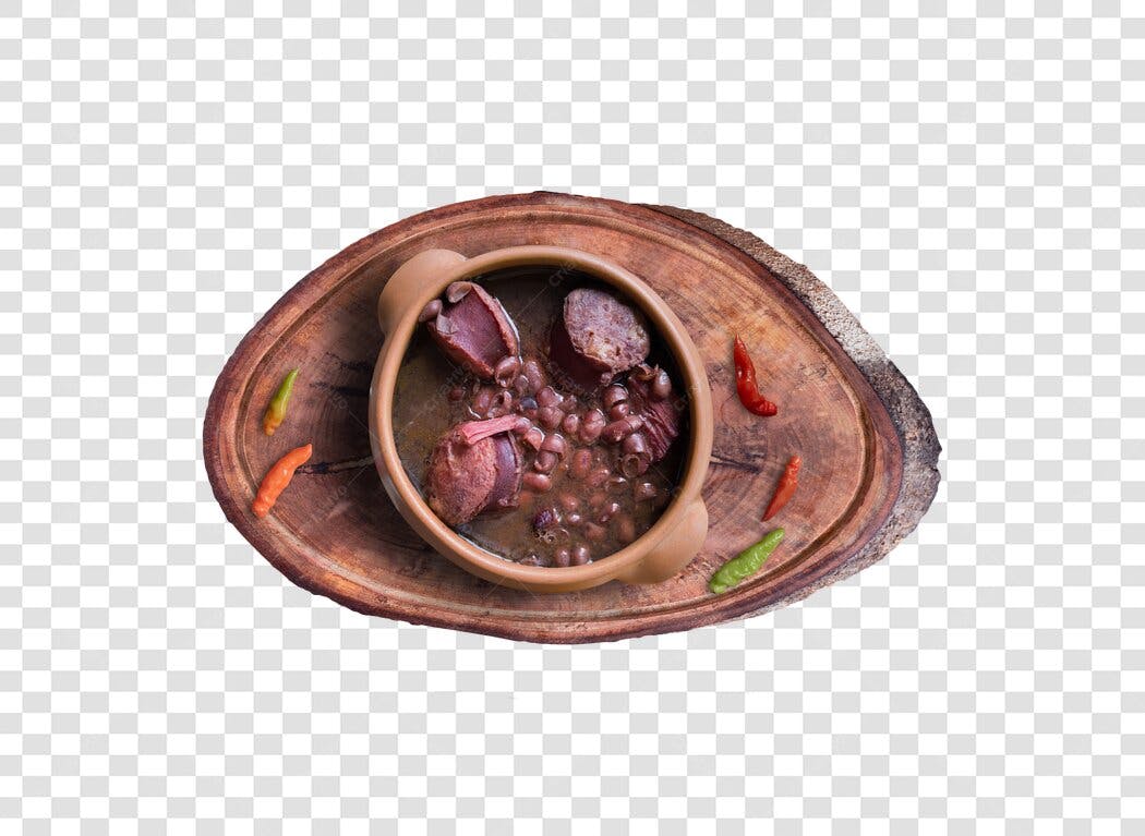 Prato de Feijoada Brasileira com Pimentas na Tábua de Madeira PNG com fundo transparente