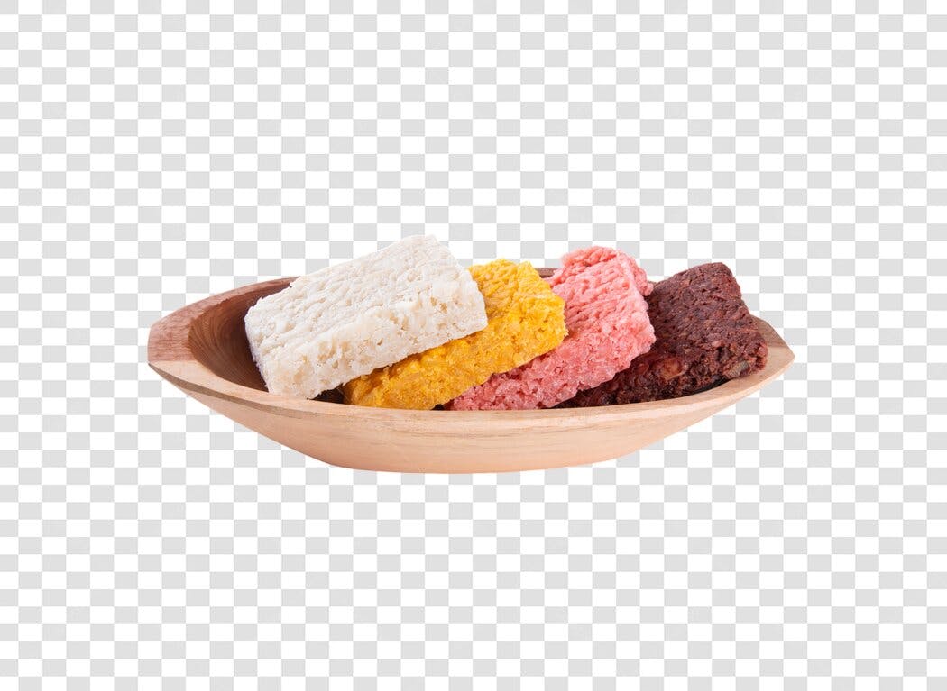 Imagem de Produto Doces Brasileiros Coloridos em Tigela de Madeira PNG com fundo transparente
