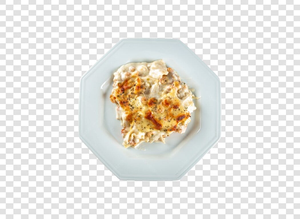Prato de Lasanha gratinada com molho branco e queijo PNG com fundo transparente