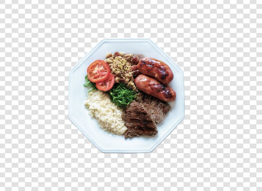 Prato de refeição completa com linguiça, carne, arroz e salada PNG com fundo transparente